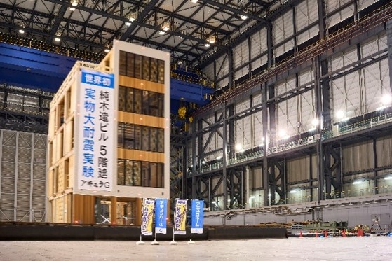 昨年9月に日本で実施した世界初の5階建て純木造ビル実物大耐震実験