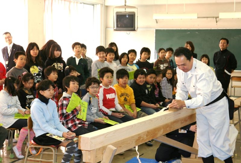 カンナ削りや木育授業を行う社長宮沢