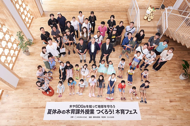 第1回木育フェスは建設中の本社(左)でも開催。本社と全国の拠点をオンラインで結ぶ弊社の一大イベントに