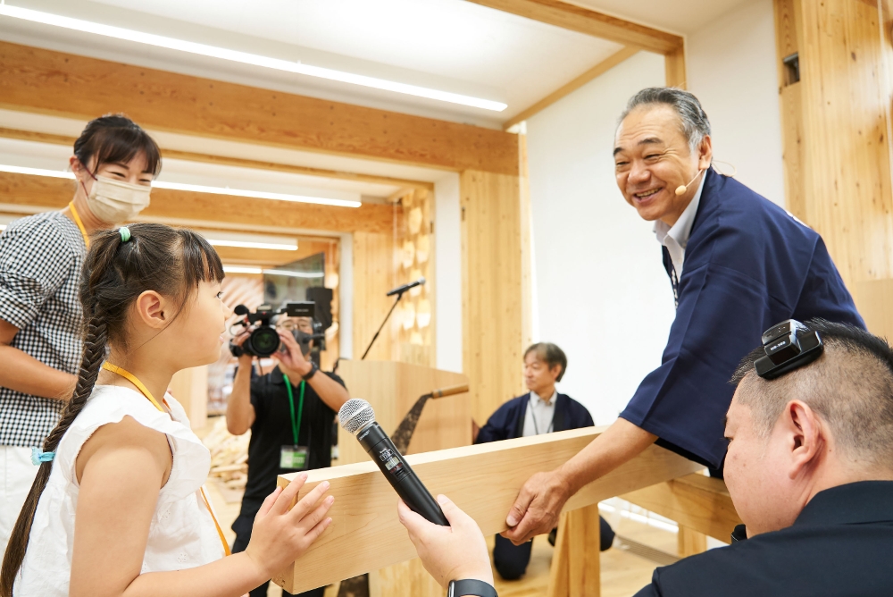 木鏡を披露する会長の宮沢