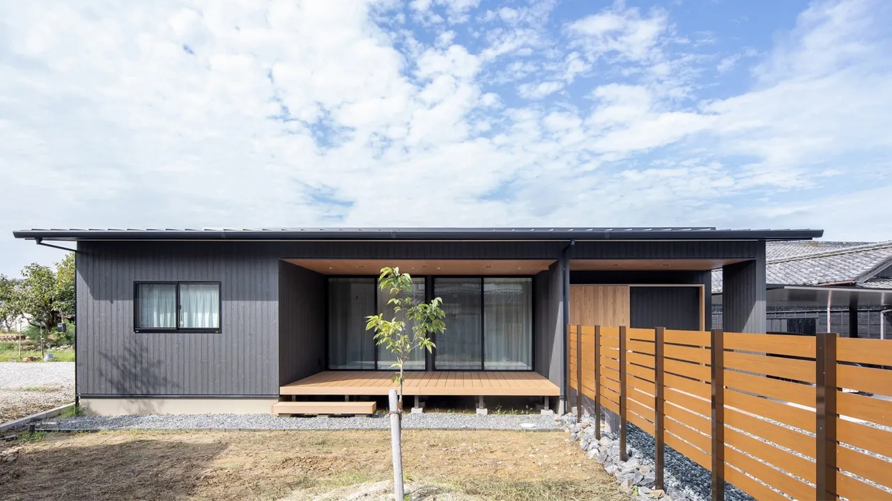 空間が仲間との”愉しみ”を広げるシンプルモダン平屋｜AQ Group アキュラホーム