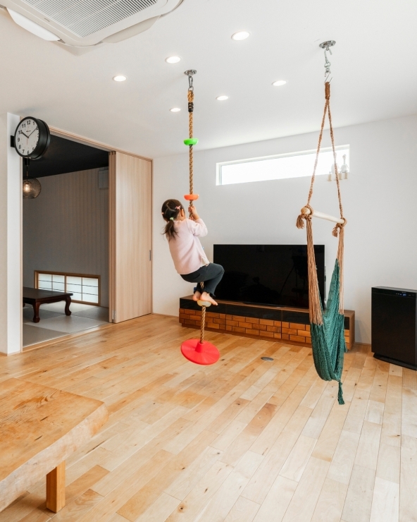 家族が喜ぶ仕掛けがいっぱい、ガレージとボルダリングのある家 