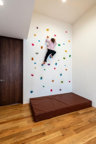 家族が喜ぶ仕掛けがいっぱい、ガレージとボルダリングのある家