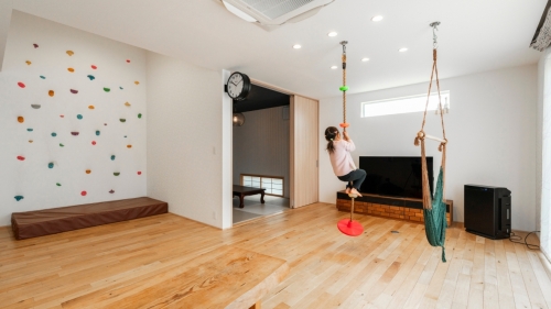 家族が喜ぶ仕掛けがいっぱい、ガレージとボルダリングのある家