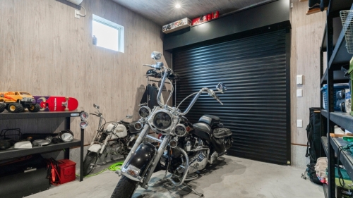 家族が喜ぶ仕掛けがいっぱい、ガレージとボルダリングのある家