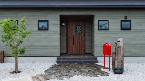 家族が喜ぶ仕掛けがいっぱい、ガレージとボルダリングのある家