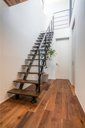 家族でくつろぎの時を過ごす、ディテールまで美しい住まい