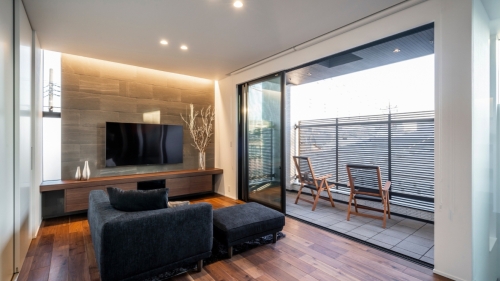 家族でくつろぎの時を過ごす、ディテールまで美しい住まい