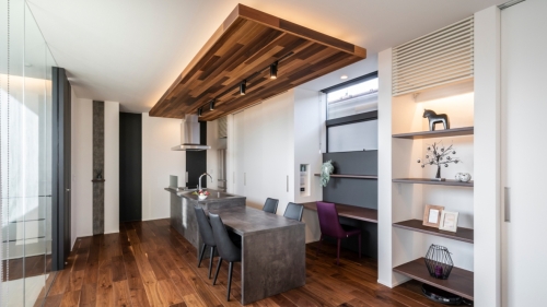 家族でくつろぎの時を過ごす、ディテールまで美しい住まい