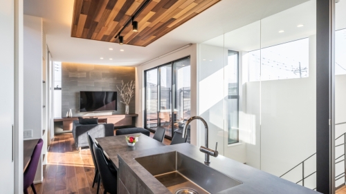 家族でくつろぎの時を過ごす、ディテールまで美しい住まい