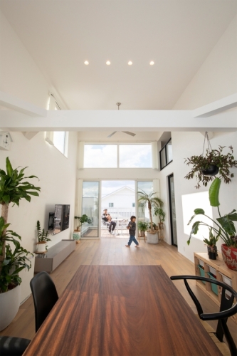 広いバルコニーで遊び尽くせるサーファーズハウス