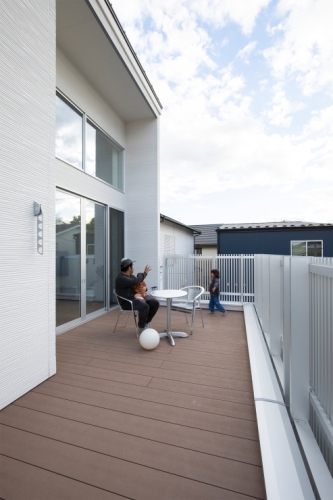 広いバルコニーで遊び尽くせるサーファーズハウス