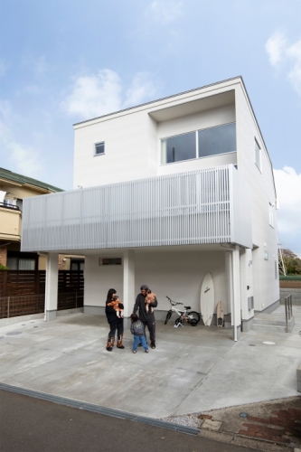 広いバルコニーで遊び尽くせるサーファーズハウス