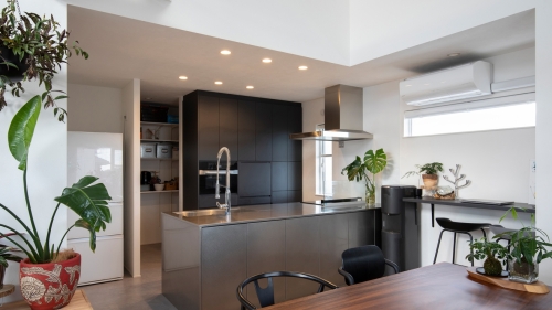 広いバルコニーで遊び尽くせるサーファーズハウス