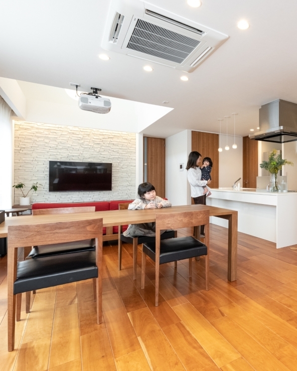 家事動線がゆとりを生む、光と温もりの住まい