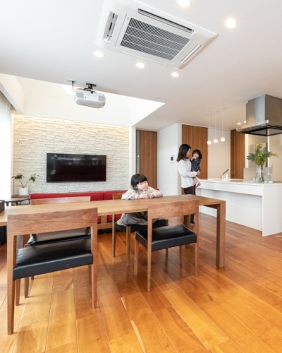 家事動線がゆとりを生む、光と温もりの住まい