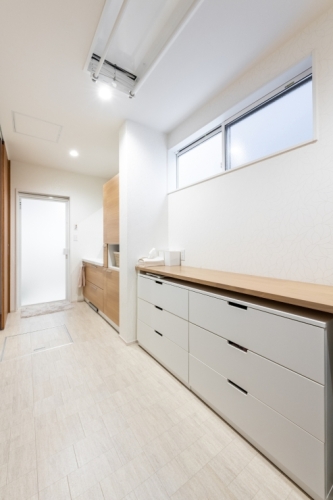 家事動線がゆとりを生む、光と温もりの住まい