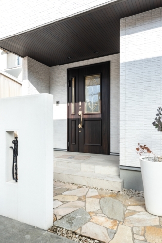 家事動線がゆとりを生む、光と温もりの住まい