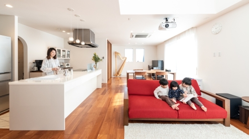 家事動線がゆとりを生む、光と温もりの住まい