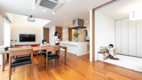 家事動線がゆとりを生む、光と温もりの住まい