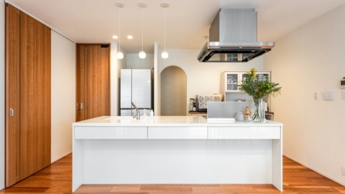 家事動線がゆとりを生む、光と温もりの住まい