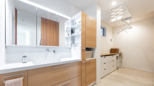 家事動線がゆとりを生む、光と温もりの住まい