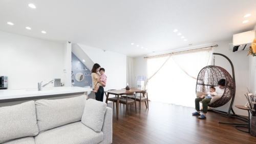 家族がつながる工夫が満載のナチュラルモダンハウス
