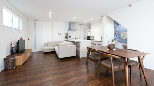 家族がつながる工夫が満載のナチュラルモダンハウス