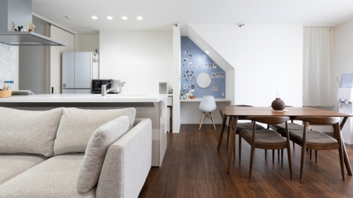 家族がつながる工夫が満載のナチュラルモダンハウス