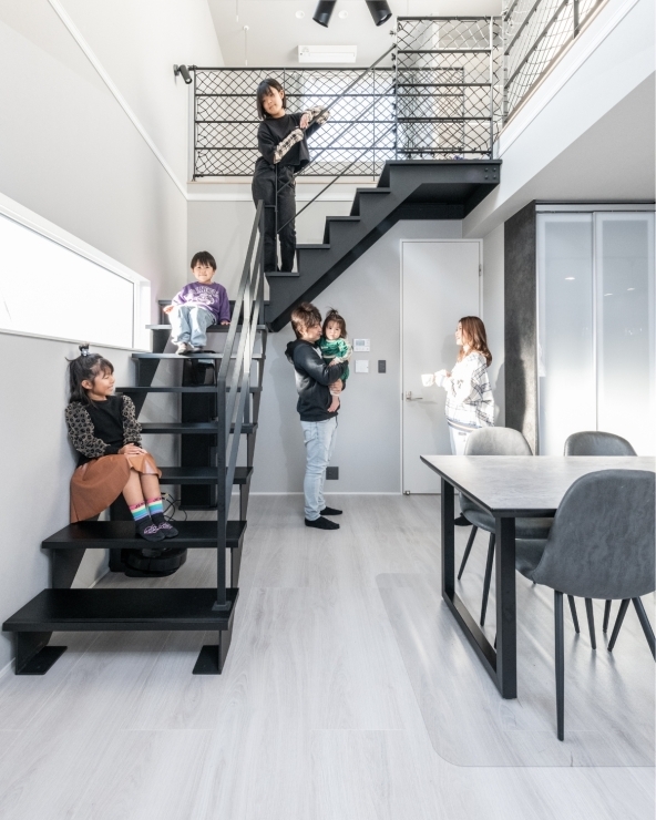 LDKから庭までひとつづきになった空間で子供がのびのび遊ぶ家