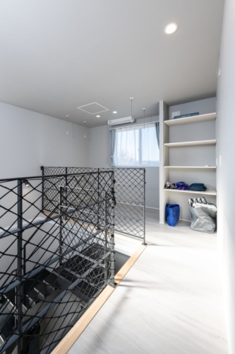 LDKから庭までひとつづきになった空間で子供がのびのび遊ぶ家