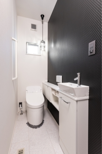 LDKから庭までひとつづきになった空間で子供がのびのび遊ぶ家