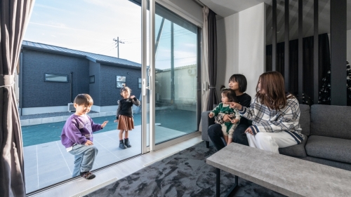 LDKから庭までひとつづきになった空間で子供がのびのび遊ぶ家