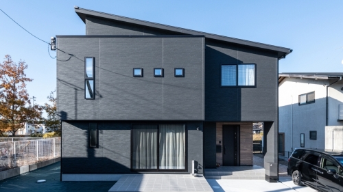 LDKから庭までひとつづきになった空間で子供がのびのび遊ぶ家