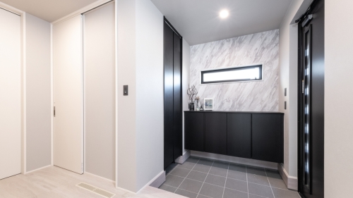 LDKから庭までひとつづきになった空間で子供がのびのび遊ぶ家