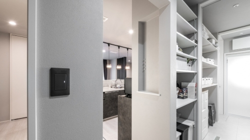 LDKから庭までひとつづきになった空間で子供がのびのび遊ぶ家