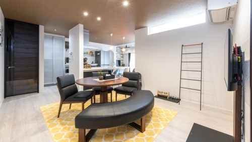 愛犬との暮らしと遊び心を楽しむ、機能美あふれる平屋の家