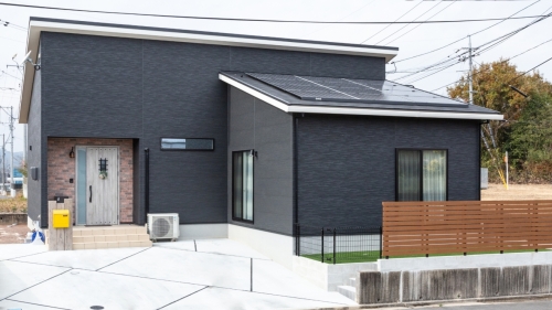 愛犬との暮らしと遊び心を楽しむ、機能美あふれる平屋の家