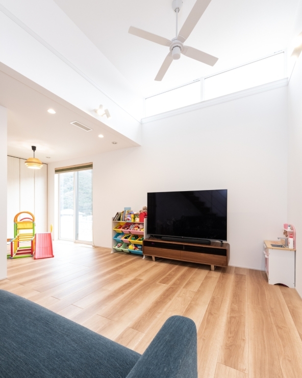 大開口の窓が心地よい光と景色を届けるLDKの家 