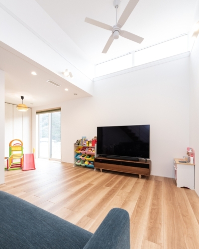 大開口の窓が心地よい光と景色を届けるLDKの家