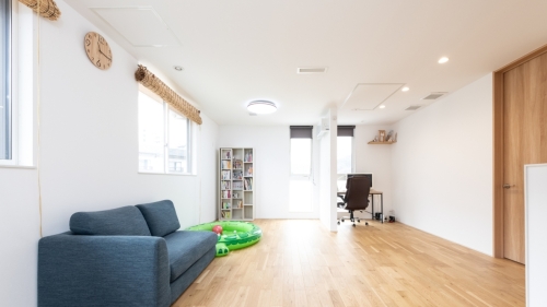 大開口の窓が心地よい光と景色を届けるLDKの家