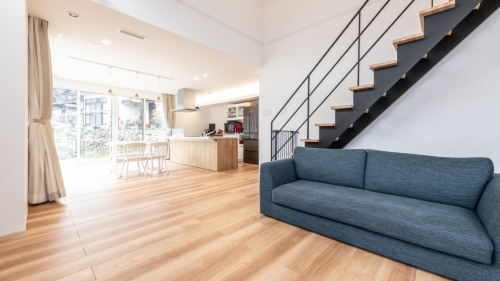 大開口の窓が心地よい光と景色を届けるLDKの家