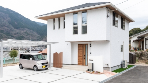 大開口の窓が心地よい光と景色を届けるLDKの家