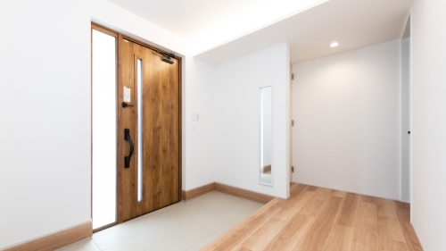 大開口の窓が心地よい光と景色を届けるLDKの家