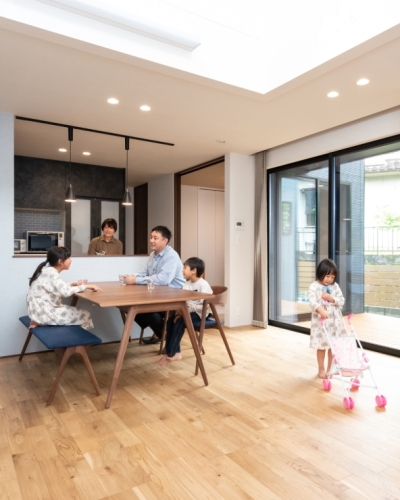吹き抜けリビングと庭へ続くウッドデッキが家族の時間を育む家