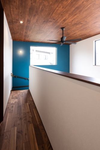 吹き抜けリビングと庭へ続くウッドデッキが家族の時間を育む家