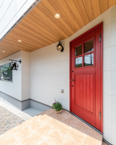 赤い扉が迎える、ドッグサロン併設のナチュラルモダンな家