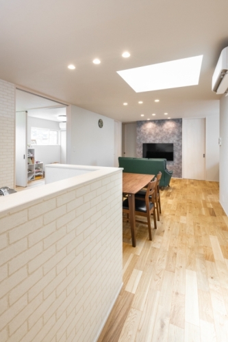 赤い扉が迎える、ドッグサロン併設のナチュラルモダンな家