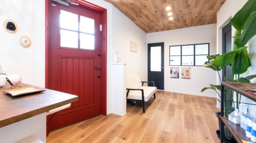 赤い扉が迎える、ドッグサロン併設のナチュラルモダンな家