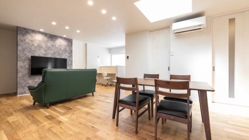 赤い扉が迎える、ドッグサロン併設のナチュラルモダンな家